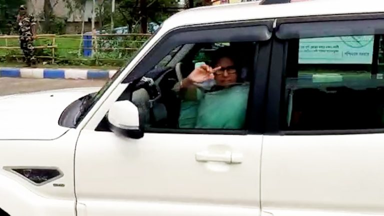 খড়্গপুরের সভা থেকে ফেরার পথে মাঝ রাস্তায় কেন দাঁড়ালেন মুখ্যমন্ত্রী?