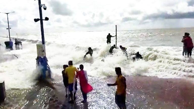 দীঘা সমুদ্র উত্তাল পর্যটকদের সমুদ্র স্নানের ক্ষেত্রে নিষেধাজ্ঞা জারি