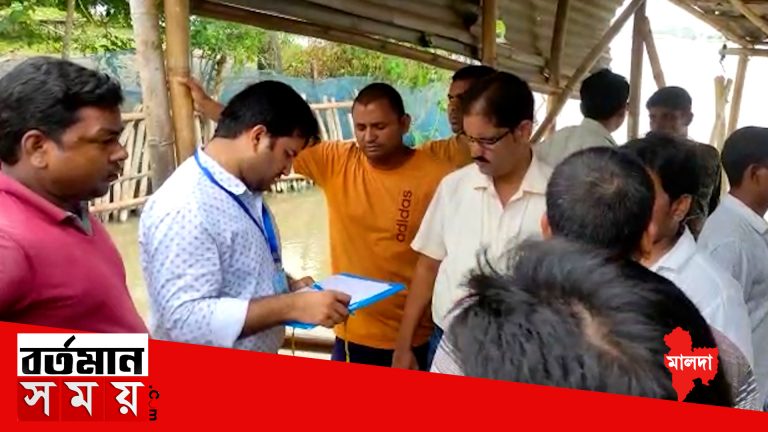 ঘাট পরিদর্শনে এসে বিক্ষোভের মুখে ব্লক প্রশাসন আধিকারিক