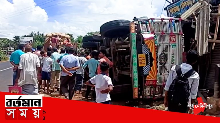 নিয়ন্ত্রণ হারিয়ে দোকানে ঢুকেগেলো বাদাম বোঝাই লরি