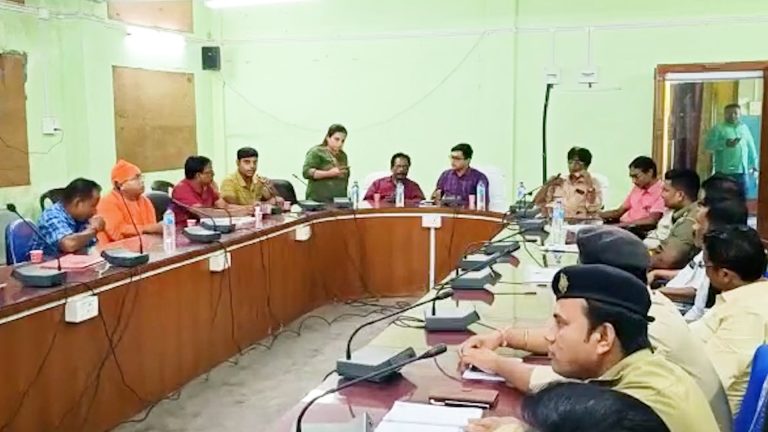 বৃহস্পতিবার দুপুরে সাহেবগঞ্জ বিডিও অফিসের কনফারেন্স হল ঘরে এই প্রশাসনিক বৈঠক অনুষ্ঠিত হয়।