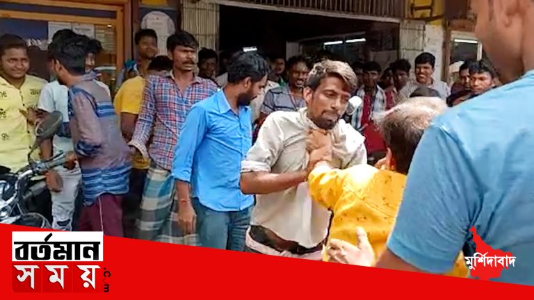 সাইকেল চুরি করতে এসে হাতেনাতে ধরা,গণধোলাই স্থানীয়দের