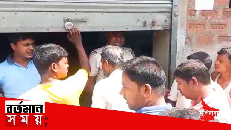 ডিলারকে ঘরে বন্দি করে রেখে বিক্ষোভ দেখালেন গ্রাহকরা।