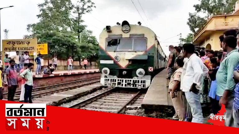 রাস্তায় জল জমে যাতায়াতে বিপত্তি, ট্রেন অবরোধ করে বিক্ষোভ স্থানীয়দের