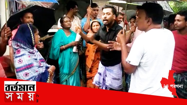 শিশুদের খাদ্য চুরির অভিযোগ,দেগঙ্গায় অঙ্গনওয়ারি কেন্দ্রের শিক্ষিকাকে আটকে রেখে বিক্ষোভ।