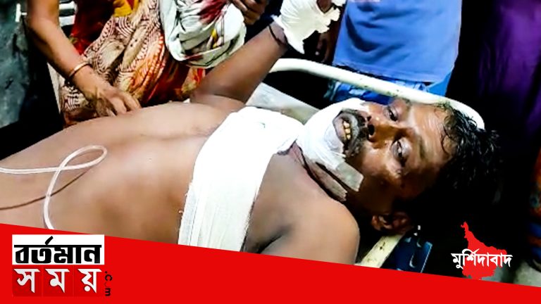 ডোমকলে চায়ের দোকানে বচসার জেরে এক ব্যাক্তিকে এলোপাথাড়ি কোপানোর অভিযোগ