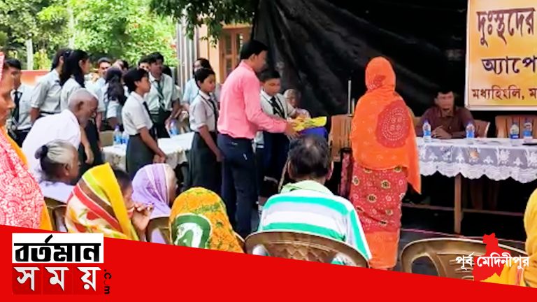 টিফিনের টাকা বাঁচিয়ে দুস্থ মানুষের হাতে পোশাক তুলে দিলেন পড়ুয়ারা।