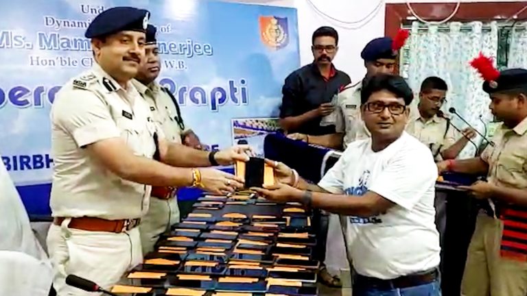 হারিয়ে যাওয়া মোবাইল নিজের মালিকের কাছে ফিরিয়ে দিলো বীরভূম জেলা পুলিশ
