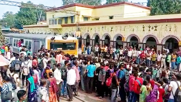 সময় মতন গাড়ি না চলায় হাওড়া বর্ধমান মেন লাইন অবরোধ করে বিক্ষোভ যাত্রীদের