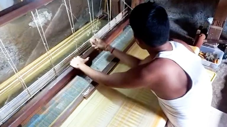 করোনা মহামারী কাটিয়ে ফের স্বাভাবিক ছন্দে ফিরতে চলেছেন বীরভূমের তাঁত শিল্পীরা।