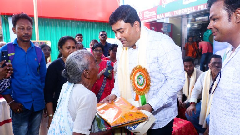 বিশ্বনাথ স্মৃতি সংঘ পরিচালনায় বস্ত্রদান কর্মসূচি।