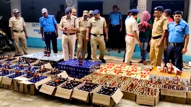 পুজোর আগেই বিহার সীমান্ত ৫ লক্ষ টাকার বেআইনি মদ উদ্ধার পুলিশের,গ্রেপ্তার ১