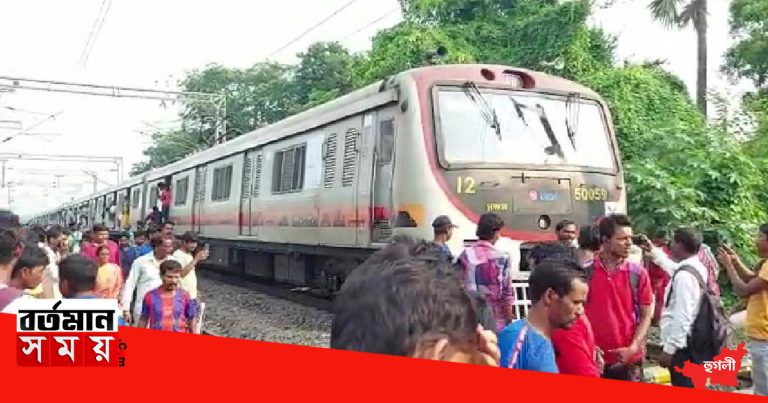 ফের হাওড়া বর্ধমান শাখায় খন‍্যান স্টেশনে রেল অবরোধ।