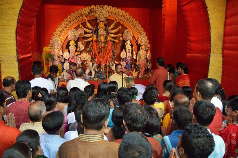 মহাষ্টমীর সকাল,মায়ের কাছে অঞ্জলি দেওয়ার পালা।