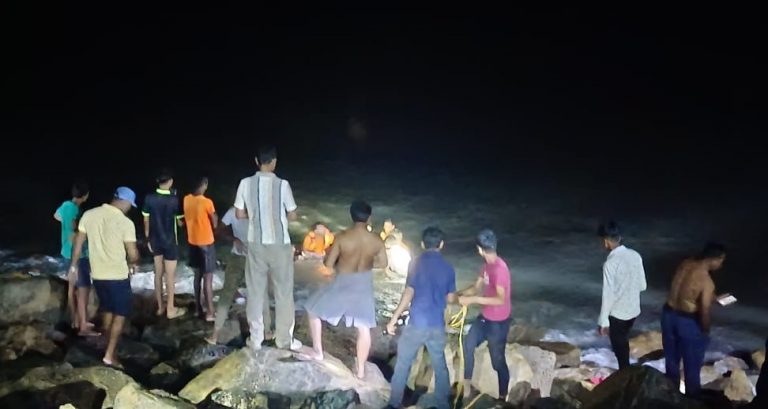 সমুদ্রে ঝাঁপ দিয়ে আত্মহত্যা করার চেষ্টা।