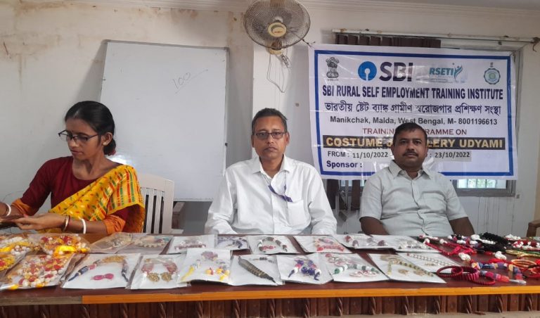 মহিলাদের স্বাবলম্বী করার লক্ষে গয়না তৈরির প্রশিক্ষণ