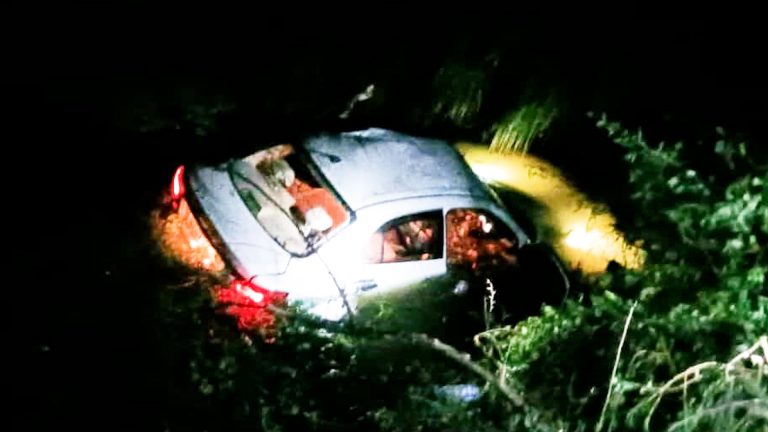 মর্মান্তিক পথ দুর্ঘটনায় মৃত্যু হল তিন জনের,গাড়ির চালক মৃত্যুর সঙ্গে পাঞ্জা লড়ছে।