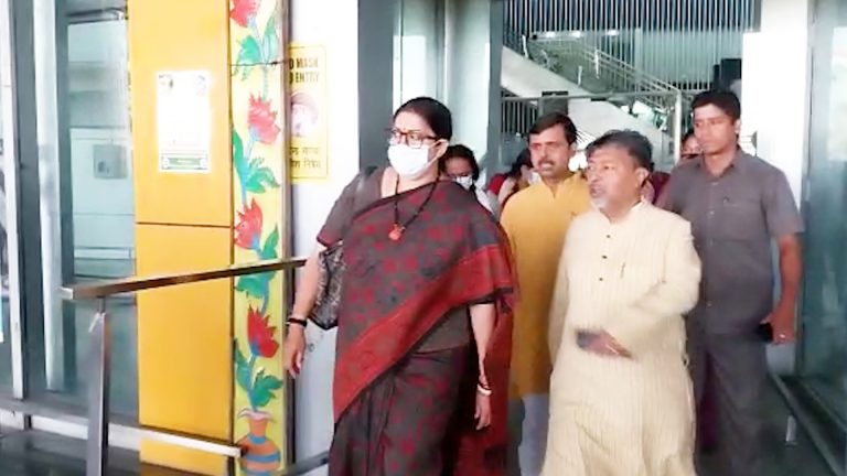 শহরে এসে পৌঁছলেন কেন্দ্রীয় মন্ত্রী স্মৃতি ইরানি।