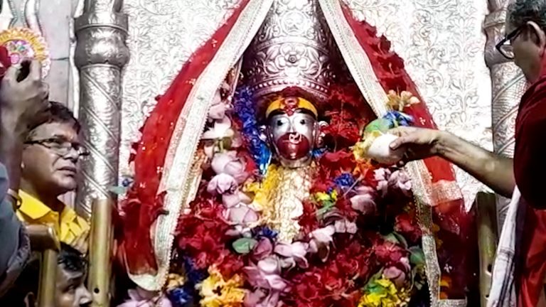 তারা অঙ্গে কালীর আরাধনা তারাপীঠে।