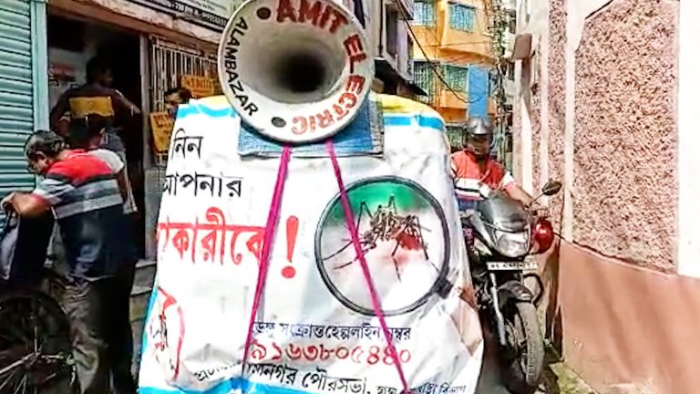 বরানগর পৌরসভার ১৬ নম্বর ওয়ার্ডের ডেঙ্গি আক্রান্তের মৃত্যুর পর অঞ্চলের শুরু হল মাইকিং।