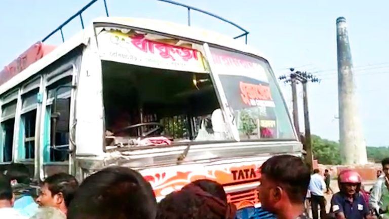 সাত সকালেই দুর্ঘটনার কবলে পুলিশ গাড়ি,আহত ২