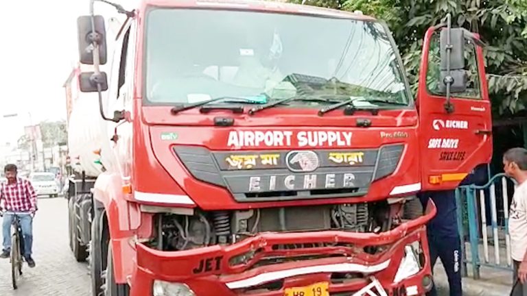 প্যাসেঞ্জার নামার সময় একটি বাসকে ধাক্কা মারে তেলের ট্যাংকার