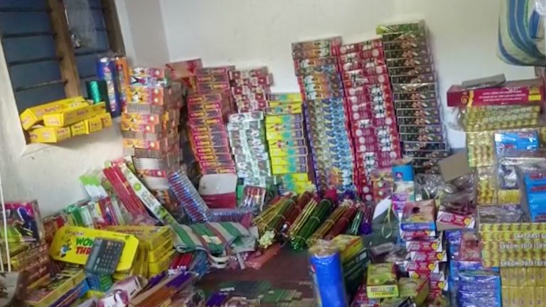 অবৈধ বাজি বিক্রির ঘটনায় গ্রেপ্তার দুই, উদ্ধার বাজি