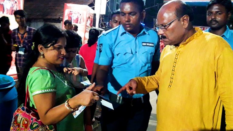 বাগমোর ‘ত্রিপর্ন’ পুজো কমিটির তরফ থেকে দর্শনার্থীদের ‘গেস্ট কার্ড’ বিতরণ।