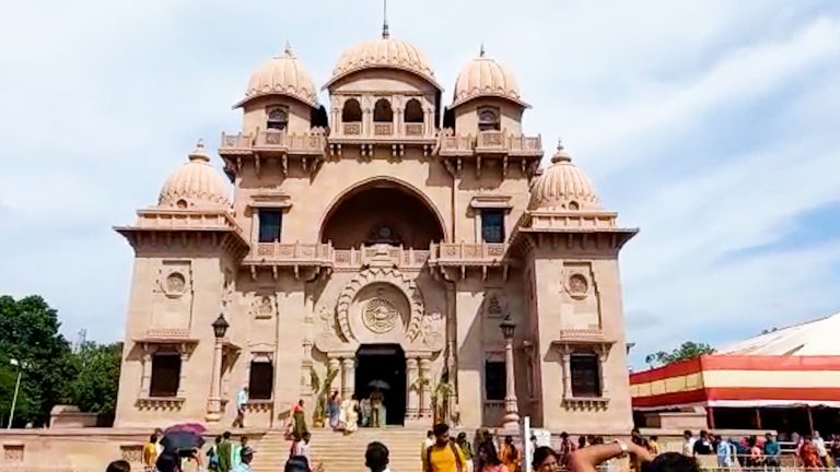 আজ মহানবমী বৃষ্টি দুর্যোগকে উপেক্ষা করে বেলুড়মঠে ভক্তদের ভিড়।