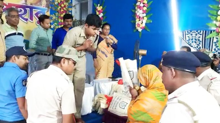 প্রায় ৪৫০ জন মানুষের হাতে নতুন বস্ত্র তুলে দেওয়া হলো।