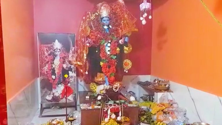 সেই রীতি মেনেই সোমবার রাতে অমাবস্যার তিথিতে পূজিত হলো শ্যামা মায়ের মূর্তি।