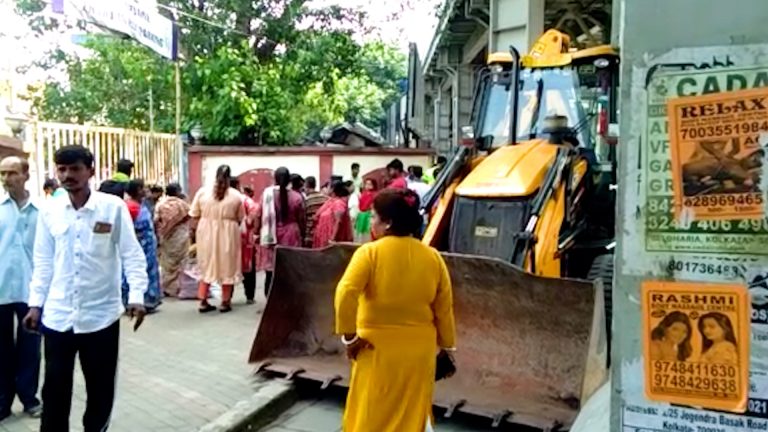 রেল বস্তি উচ্ছেদের বিরুদ্ধে রেল বস্তি বাসিন্দাদের আন্দোলন