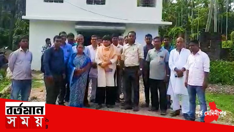 মৎস্যজীবীদের স্বনির্ভর করতে চিংড়ি ও কাঁকড়া বাণিজ্যিক চাষে অভিনব উদ্যোগ নন্দীগ্রামে