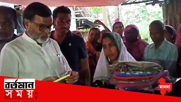 মৃত পরিযায়ী শ্রমিকের বাড়িতে গিয়ে তাদের পাশে দাঁড়ালেন এলাকার বিধায়ক