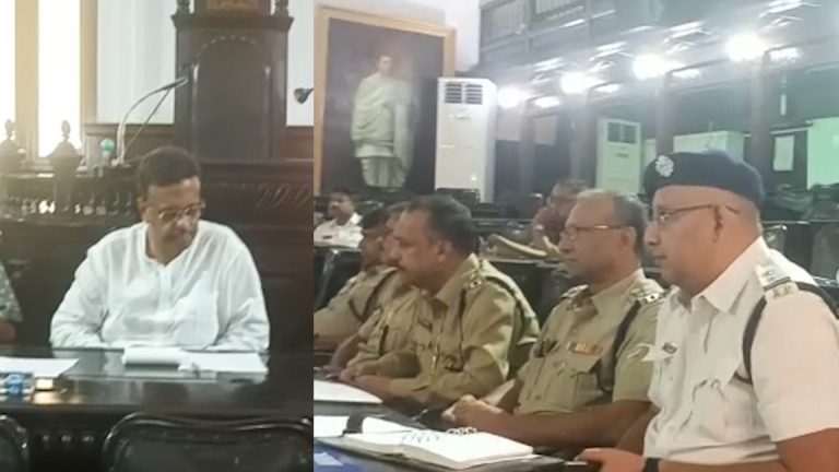 আসন্ন ছট পুজোর প্রস্তুতি নিয়ে কলকাতা পুরসভায় বৈঠকে মেয়র ফিরহাদ হাকিম।