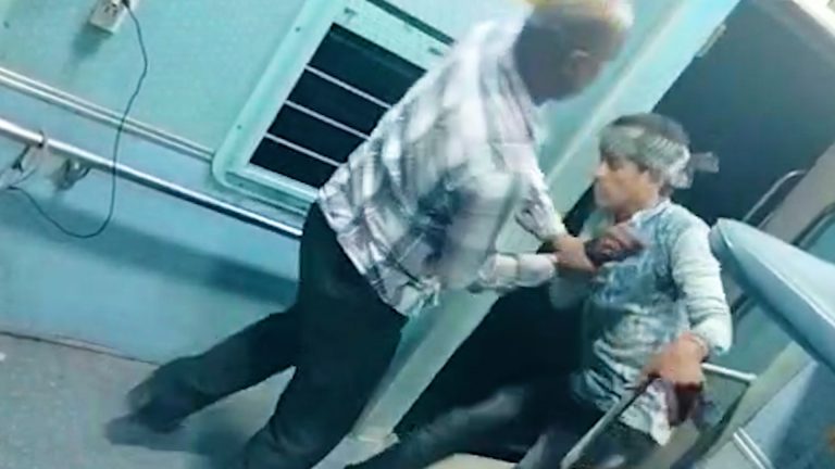 মদ্যপ অবস্থায় চলন্ত ট্রেন থেকে ফেলে দেওয়ার অভিযোগ উঠলো এক ব্যাক্তির বিরুদ্ধে