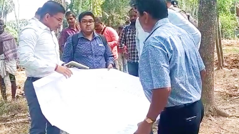 হাওড়া ডিভিশনের ডিআরএম ভাবাদিঘী পরিদর্শনের দিন,ভাবাদিঘী বুজিয়ে রেল লাইনে সায় নেই জানিয়ে দিল অনড় গ্রামবাসীরা।