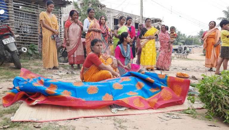 সকলকে চির বিদায় দিয়ে চলে গেলেন মিনি মার্কেটের মাসি,