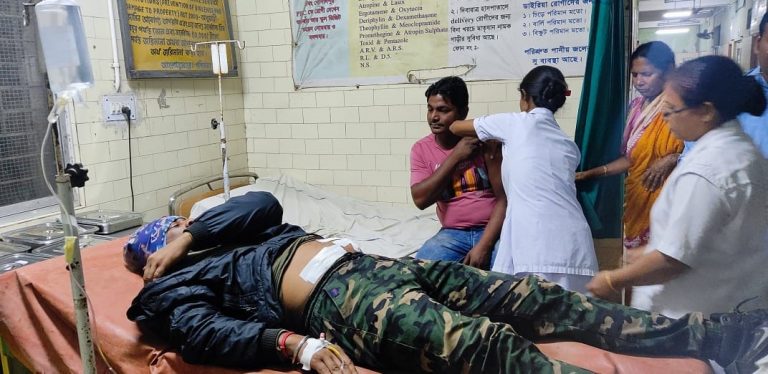 দেগঙ্গার চাঁপাতলা গ্রাম পঞ্চায়েতের প্রধানের ভাই মিজান রেজা চৌধুরীর উপর ছুরি নিয়ে হামলার অভিযোগ