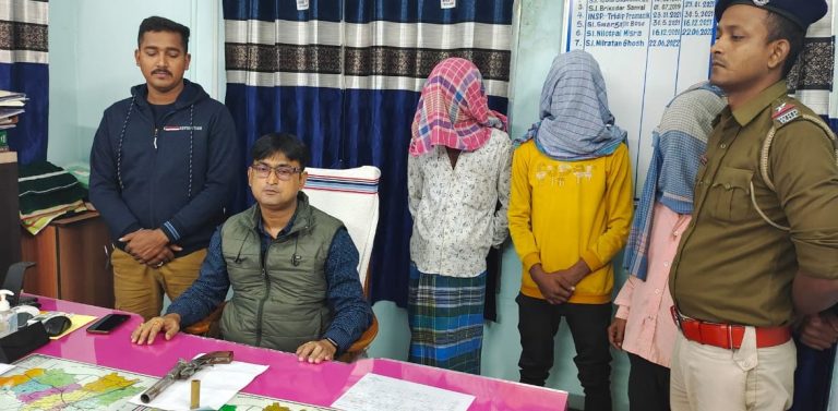 একটি আগ্নেয়াস্ত্র ১ রাউন্ড গুলি সহ গ্রেফতার ৩