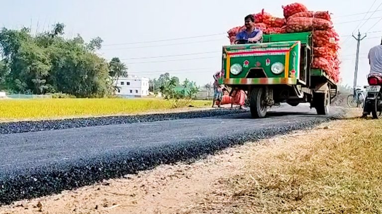 মালদহে পঞ্চায়েত নির্বাচন হাতিয়ার করে পিচের রাস্তা সংস্কার,