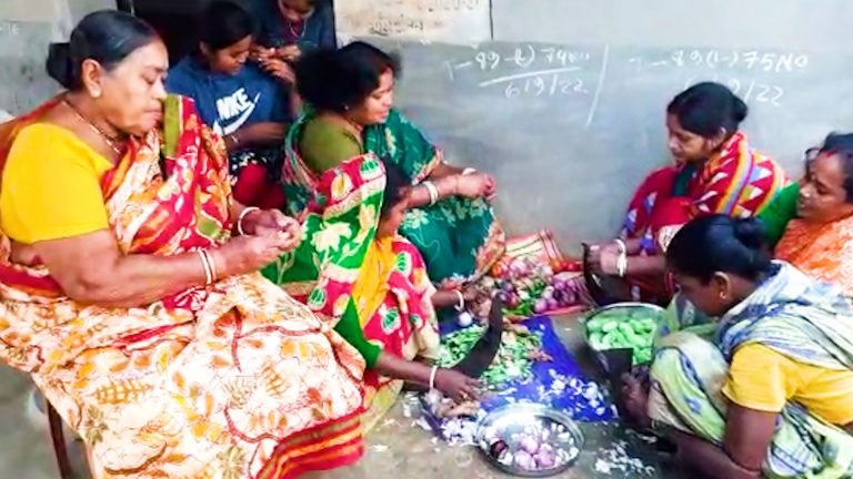 মিঠুন চক্রবর্তী দুপুরে মধ্যাহ্নভোজ সারবেন সোনামুখী বিধানসভার বিধায়ক দিবাকর ঘরামির বাড়িতে মধ্যাহ্ন ভোজের মেনু।