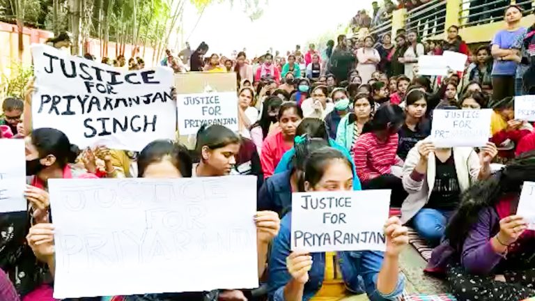 ঘটনাস্থলে বরানগর থানার পুলিশ আসলে পুলিশকে ঘিরে বিক্ষোভ ছাত্রদের।