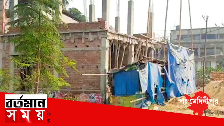 বেআইনী ভাবে চলছে বাড়ি নির্মাণ, পৌরসভার বিরুদ্ধে সবর হয়েছে বাম বিজেপি।