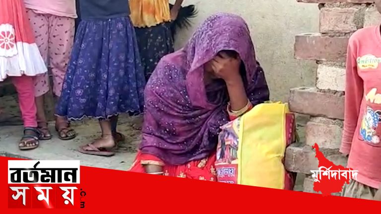 স্ত্রীর মর্যাদা পেতে প্রেমীকের বাড়ির সামনে ধর্নায় বসল এক মহিলা
