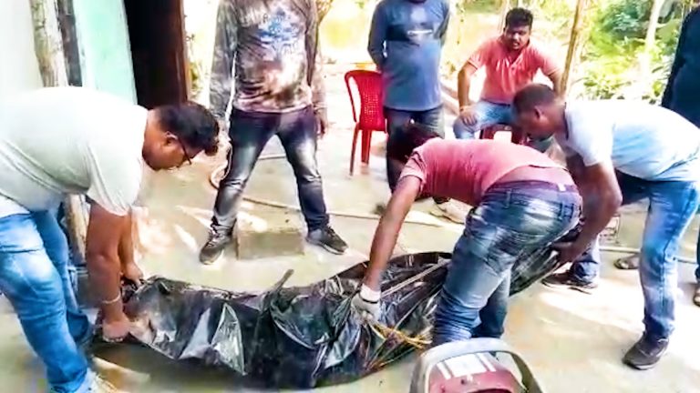 সাত সকালে রাস্তার ধার থেকে উদ্ধার গলাকাটা মৃতদেহ