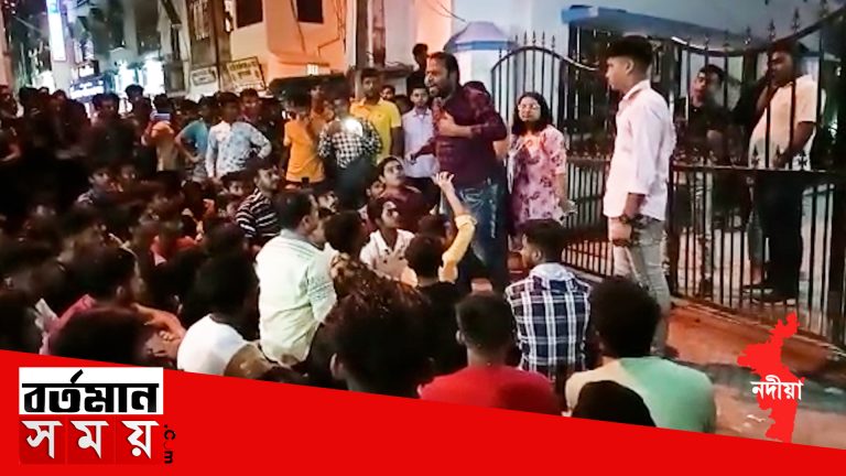 রাসে নবমীতে বাদ্যযন্ত্র ও শোভাযাত্রায় নিষেধাজ্ঞা ,নবদ্বীপ থানার সামনে বিক্ষোভ স্থানীয়দের।