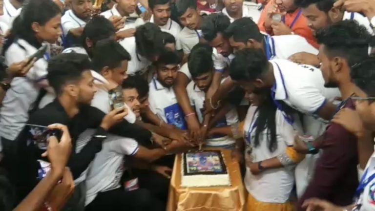 জাতীয় ক্রিকেটার বিরাট কোহলির জন্ম দিবসে সাঁতরাগাছিতে জন্মদিন পালন।