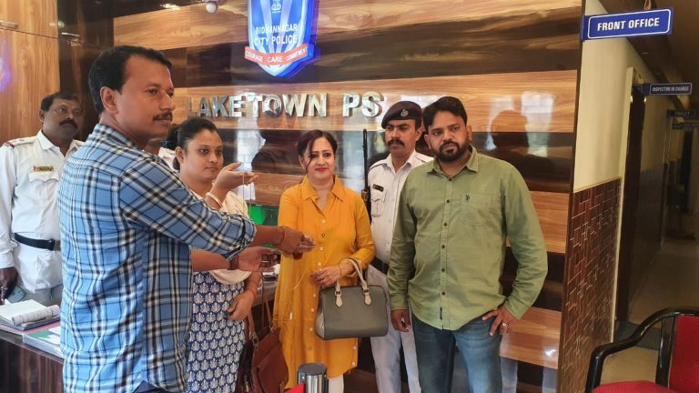 ছিনতাই যাওয়া দুই মহিলার সোনার চেন ফিরিয়ে দিলো লেকটাউন থানার অধিকারিকরা