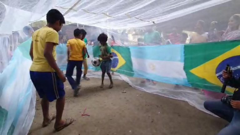 খিদিরপুরে হেস্টিং ক্রসিং ব্রিজের নিচে অনুষ্ঠিত হলো পথ শিশুদের নিয়ে ফুটবল খেলা